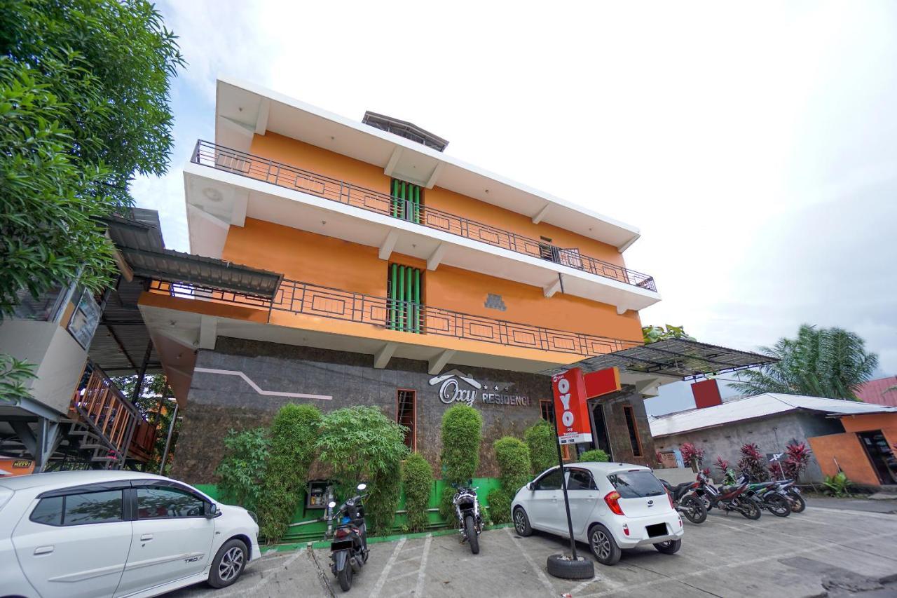 Super Oyo 2639 Oxy Townhouse Hotel Manado Exterior foto