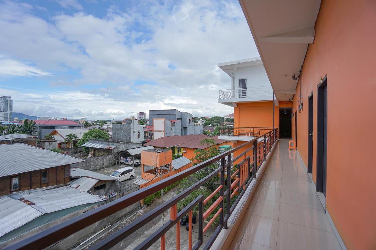 Super Oyo 2639 Oxy Townhouse Hotel Manado Exterior foto