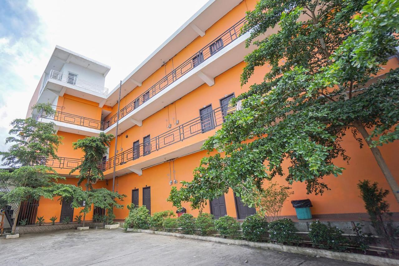 Super Oyo 2639 Oxy Townhouse Hotel Manado Exterior foto