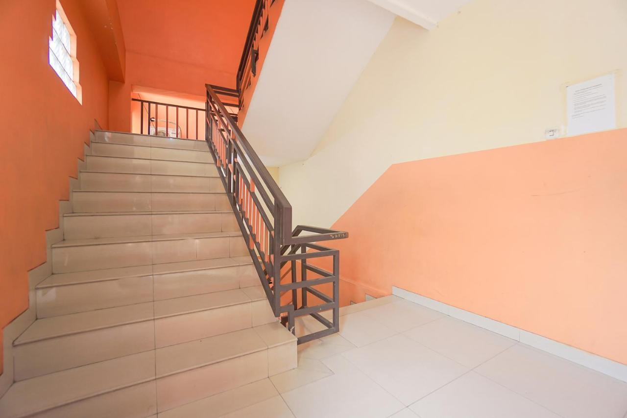 Super Oyo 2639 Oxy Townhouse Hotel Manado Exterior foto